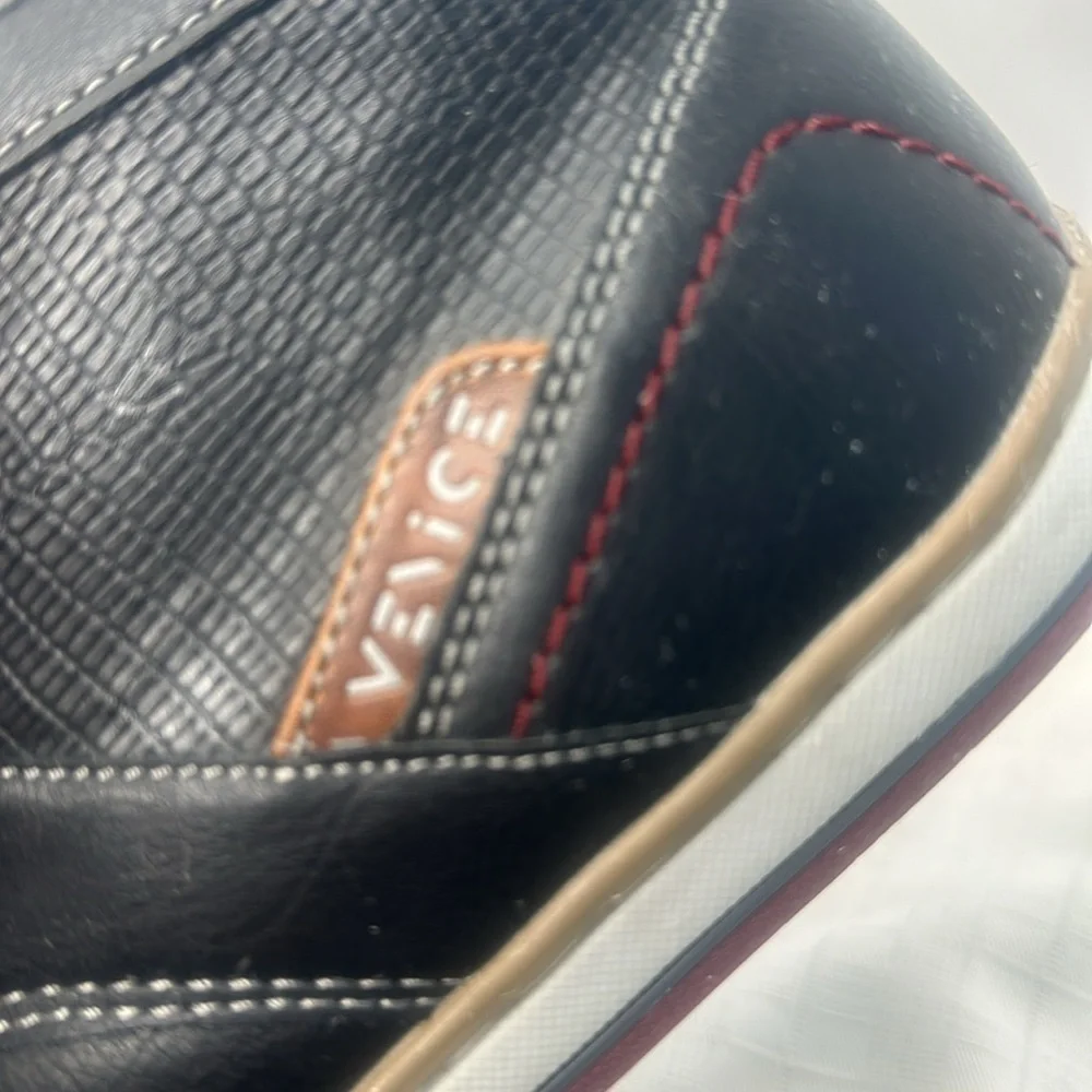 Vince Mens Chukka  boots in black and red